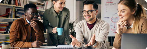 Photo équipe marketing autour d'un plan stratégique