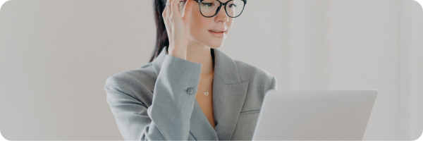 Photo offre GMPE d'une conseillère administrative avec son ordinateur dans les mains